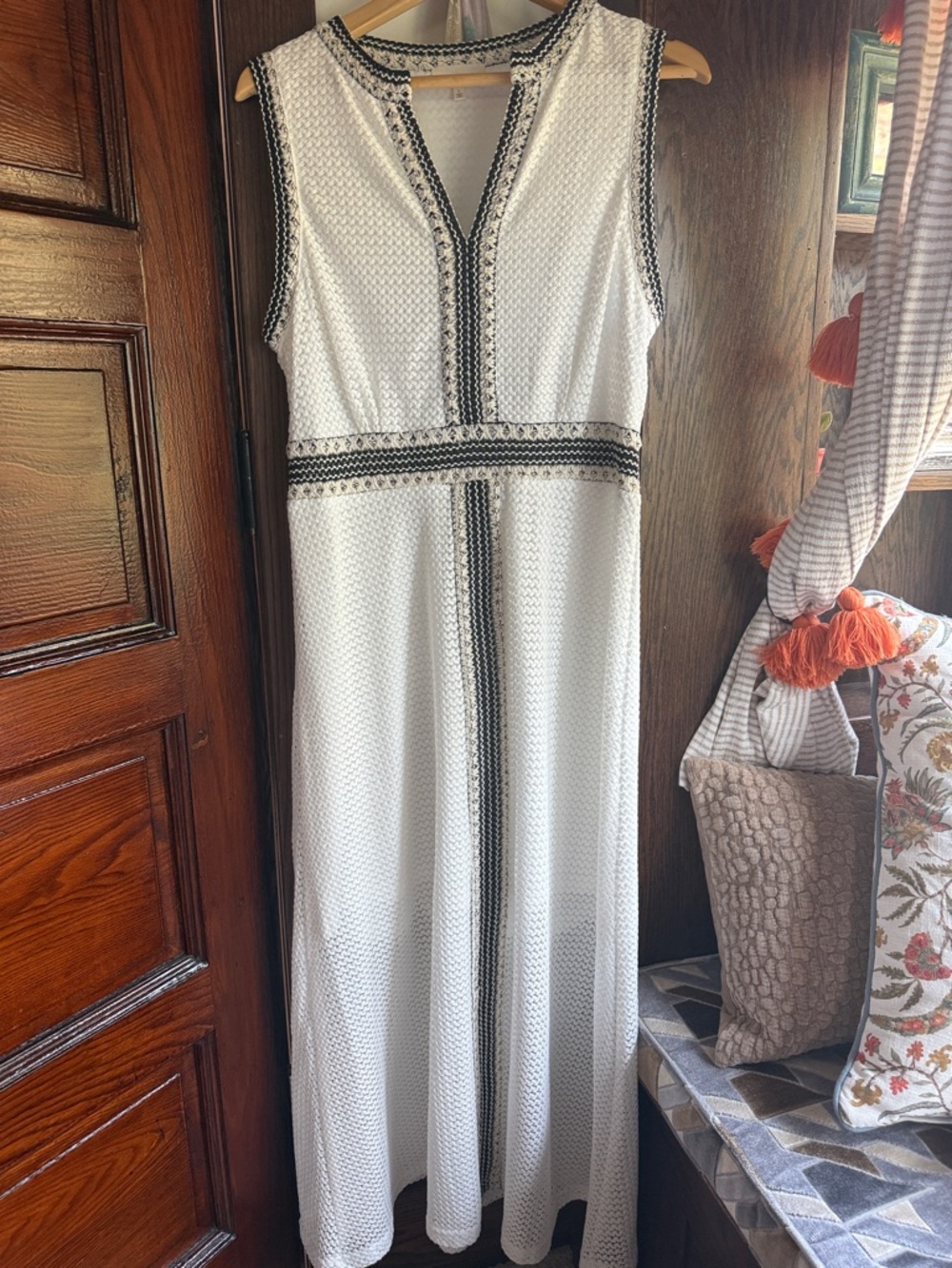 MELLODAY White Sleeveless Maxi Dress with Black Trim